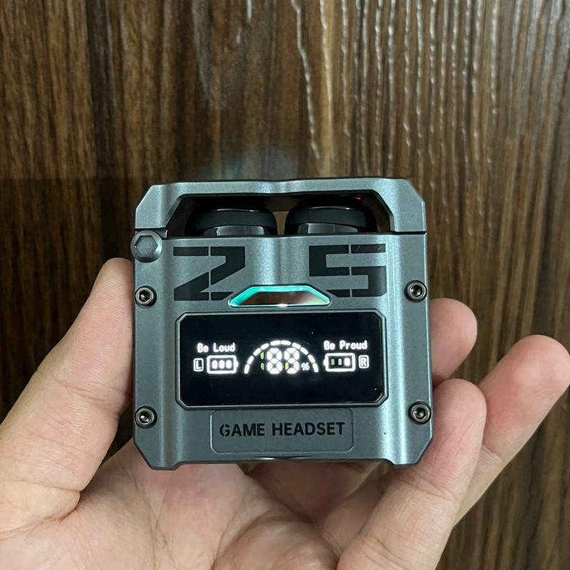 هدفون بلوتوثی دامیکس مدل M25 ENC بدون قابلیت نویز کنسلینگ، درگاه شارژ USB Type-C، دارای میکروفون داخلی، قابلیت استفاده به عنوان پاوربانک، دارای لامپ RGB، نمایشگر LED، دارای صفحه نمایش روی محفظه شارژ، مقاوم در برابر آب