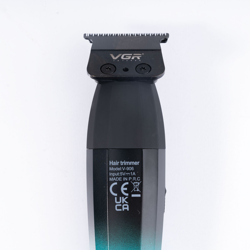 ماشین اصلاح موی سر و صورت وی جی آر مدل V-906 با تیغه سرامیکی پوشش DLC، موتور 9000 دور در دقیقه، باتری 2000 میلی‌آمپر ساعت با 240 دقیقه عمر شارژ، صفحه نمایش LED، طراحی ارگونومیک و مقاوم، قابلیت صفرزن، خط زن و حجم زن