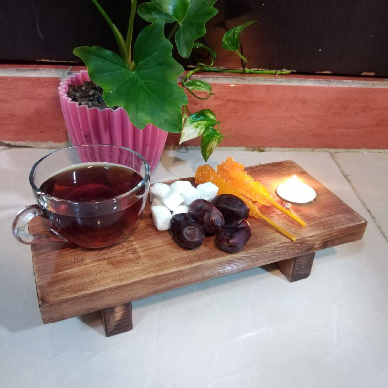 تخته سرو چوبی پایه‌دار مدل R32 با پوشش روغن گیاهی، ارتفاع پایه 5 سانتی‌متر، دارای جای شمع، مناسب شست‌وشو با دست