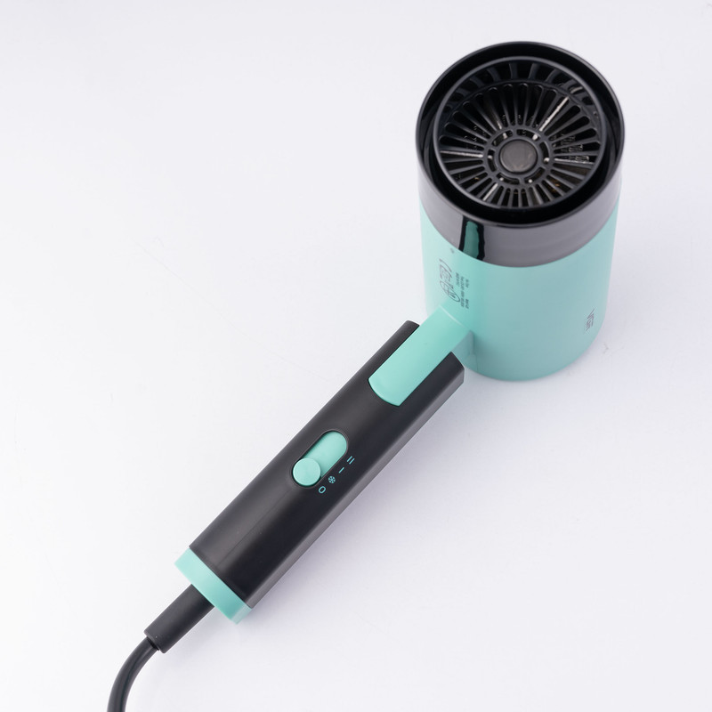 سشوار مسافرتی 1600 وات وی جی ار مدل V-426، موتور DC، وزن 600 گرم، المنت فلز، دارای سری متمرکز‌کننده باریک با ویژگی صاف‌کنندگی، با قابلیت باد سرد