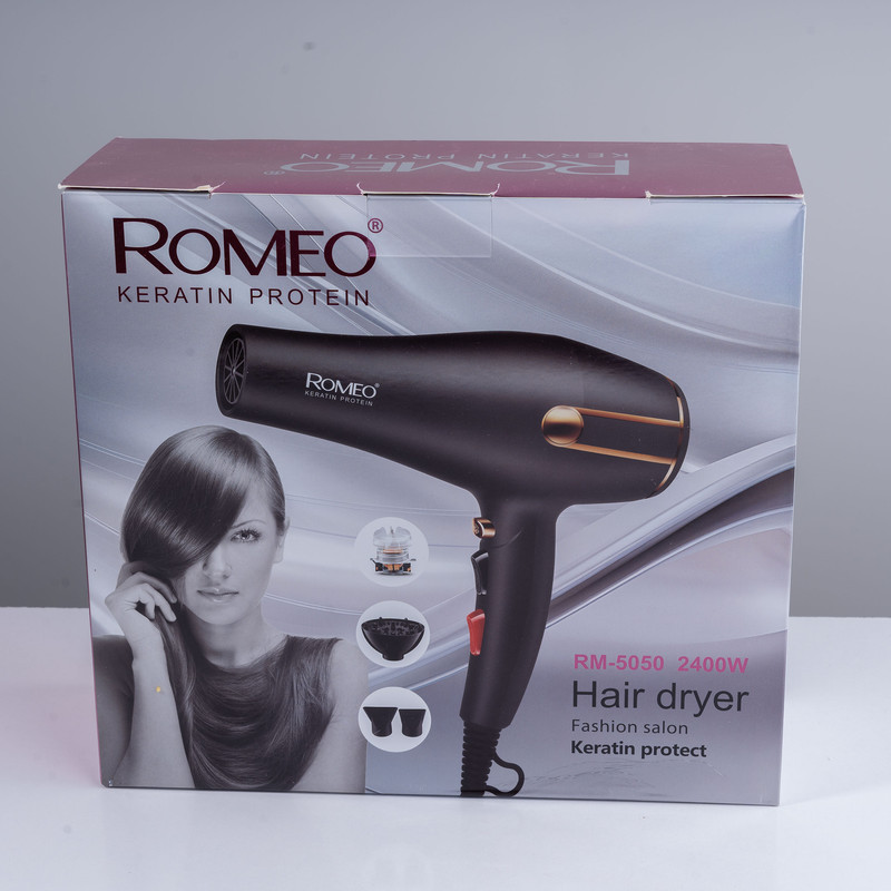 سشوار حرفه‌ای 2400 وات رومئو مدل RM-5050، موتور AC، وزن 450 گرم، المنت فلز، دارای سری متمرکز‌کننده باریک، متمرکز‌کننده پهن با ویژگی صاف‌کنندگی، حجم‌دهندگی، با قابلیت تنظیم دما، باد سرد