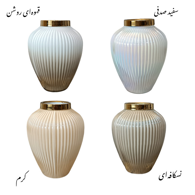 گلدان دکوری شیشه‌ای مدل طوقه فلزی کد 10 با ارتفاع 24 سانتی‌متر، طراحی رگه‌دار بدنه، طوقه فلزی آبکاری شده برای جلوه دکوراتیو و استحکام بیشتر