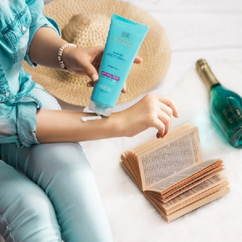 کرم بدن مرطوب‌کننده سینره مدل Hydra Silk حجم 250 میلی‌لیتر با محافظت در برابر آلودگی هوا، حاوی پپتیدهای مورینگا، روغن آووکادو، شی باتر و روغن گل مغربی، جذب سریع و فاقد پارابن