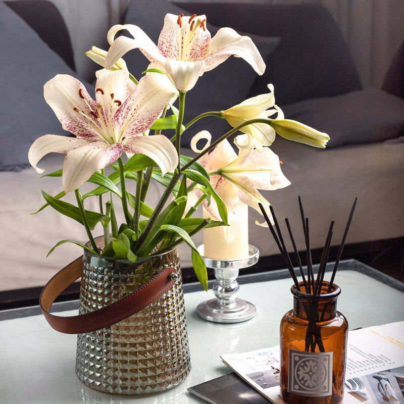 گلدان دکوری شیشه‌ای مدل هیراد با دسته چرمی، بدنه برجسته و ارتفاع 15 سانتی‌متر با قطر دهانه 9 سانتی‌متر و وزن 200 گرم