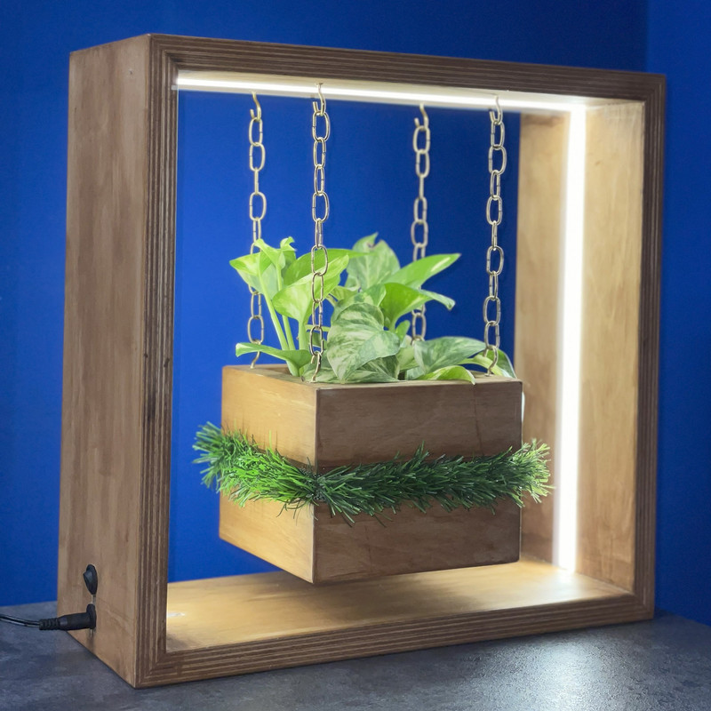 گلدان دکوری چوبی مکعبی چراغ‌دار طرح رویای با نوار LED، نور طبیعی، 10 وات، تغذیه با آداپتور 12 ولت و کلید روشنخاموش، مناسب رومیزی و جای ظرف آب 10×10 سانتی‌متر