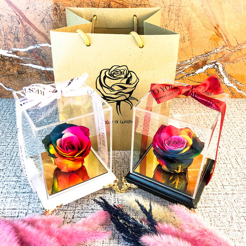 گل رز جاودان مدل پایه فرشته باکس تمام شیشه‌ای چوبی و پلکسی، ماندگاری 3 تا 5 ساله، ابعاد 10x10x11 سانتی‌متر، وزن 350 گرم، همراه روبان هدیه