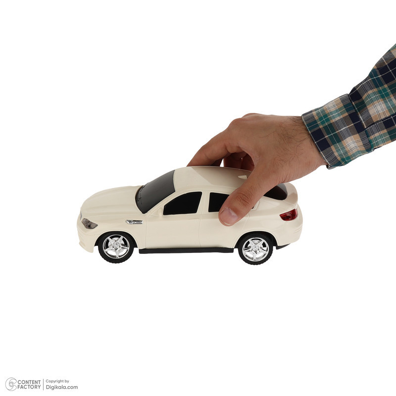 ماشین بازی کنترلی مدل سواری طرح BMW دارای چراغ و قابلیت حرکت در چهار جهت جلو، عقب، چپ و راست، بدنه پلاستیکی سبک و ابعاد 150x70x100 میلی‌متر