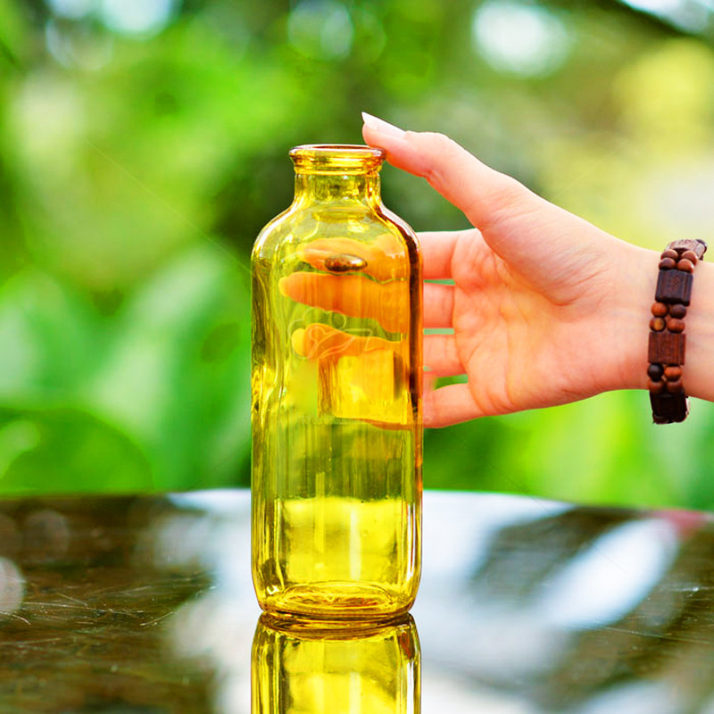 گلدان دکوری شیشه‌ای طرح کلاسیک ابعاد 7×7×19 سانتی‌متر و وزن 250 گرم، مناسب برای تراریوم و گیاهان طبیعی