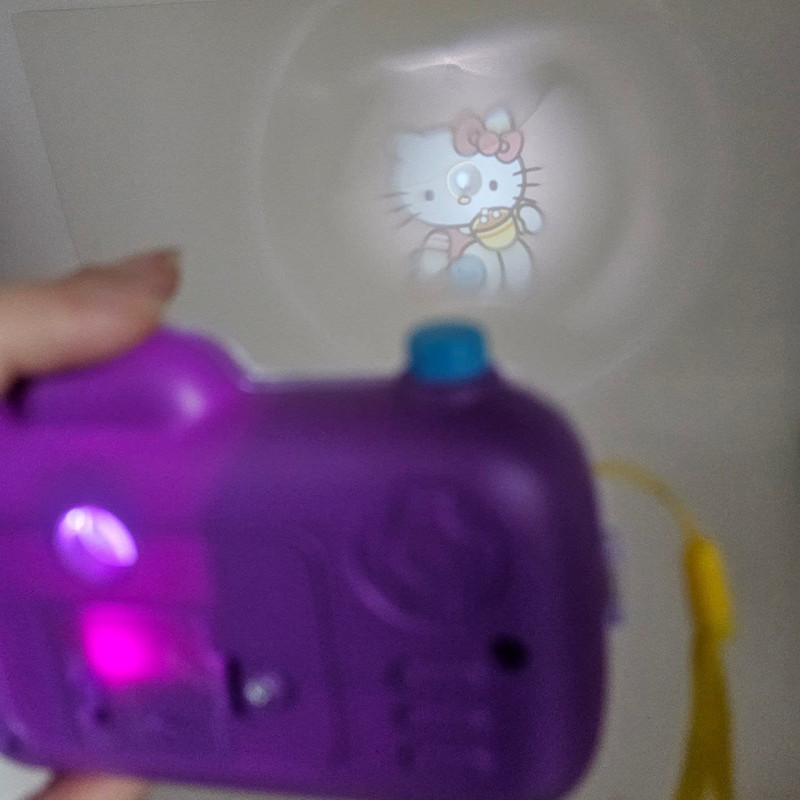 اسباب بازی ناب سل مدل دوربین پروژکتوری کرومی چراغدار به همراه 15 طرح کارتونی کد KUROMI PROJECTOR CAMERA NAAB001