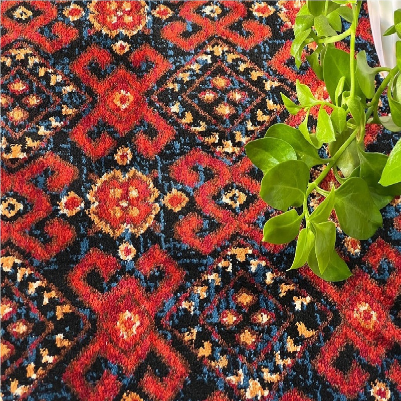 فرش ماشینی 1200 شانه زمینه مشکی حاشیه قرمز مدل کارینا کد 01