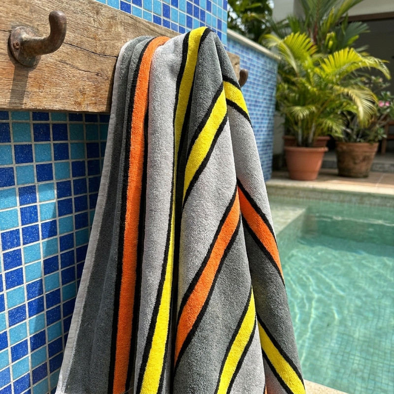 حوله استخری ماندگار طرح راه راه سایز 70x130 سانتی متر