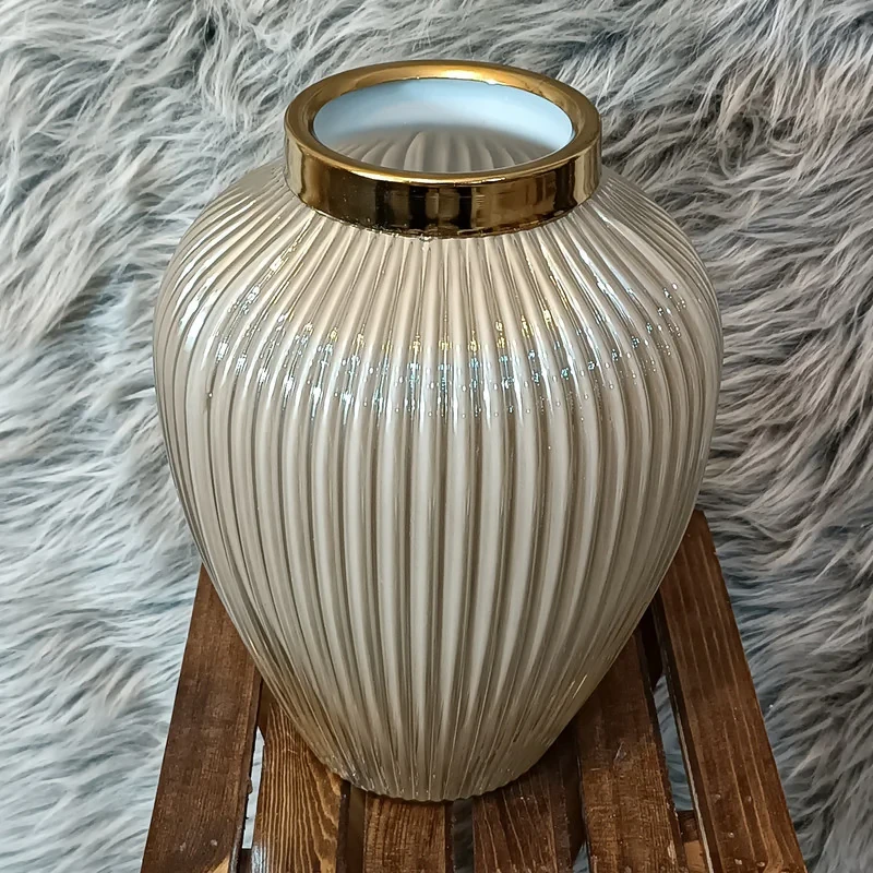 گلدان دکوری شیشه‌ای مدل طوقه فلزی کد 10 با ارتفاع 24 سانتی‌متر، طراحی رگه‌دار بدنه، طوقه فلزی آبکاری شده برای جلوه دکوراتیو و استحکام بیشتر
