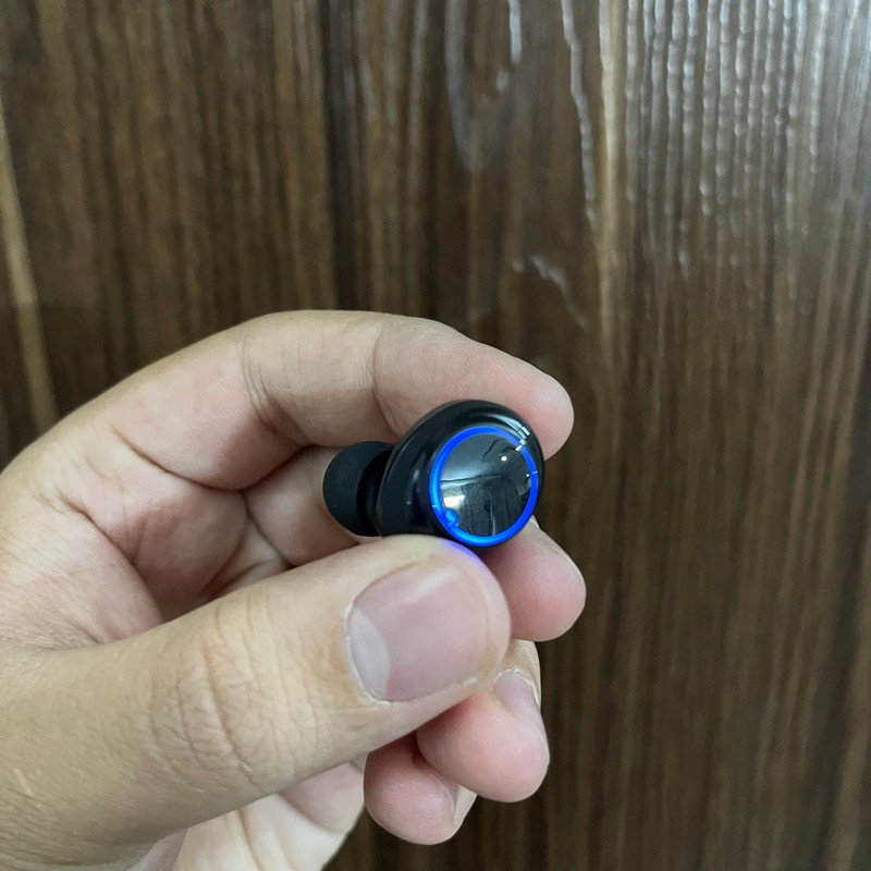 هدفون بلوتوثی دامیکس مدل M25 ENC بدون قابلیت نویز کنسلینگ، درگاه شارژ USB Type-C، دارای میکروفون داخلی، قابلیت استفاده به عنوان پاوربانک، دارای لامپ RGB، نمایشگر LED، دارای صفحه نمایش روی محفظه شارژ، مقاوم در برابر آب
