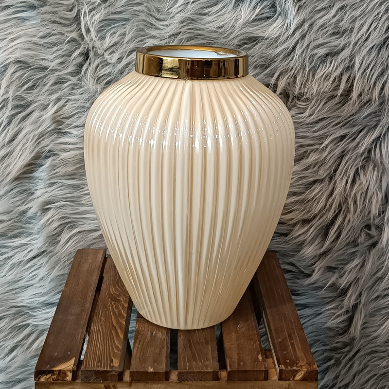 گلدان دکوری شیشه‌ای مدل طوقه فلزی کد 10 با ارتفاع 24 سانتی‌متر، طراحی رگه‌دار بدنه، طوقه فلزی آبکاری شده برای جلوه دکوراتیو و استحکام بیشتر