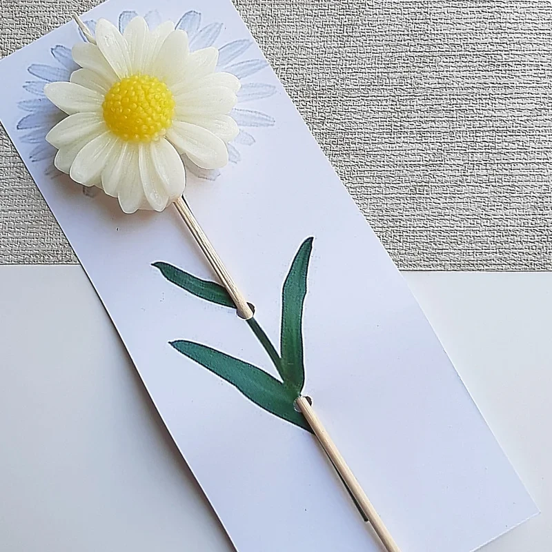 شمع مدل گیفت گل بابونه طرح کارتی بسته ۸ عددی