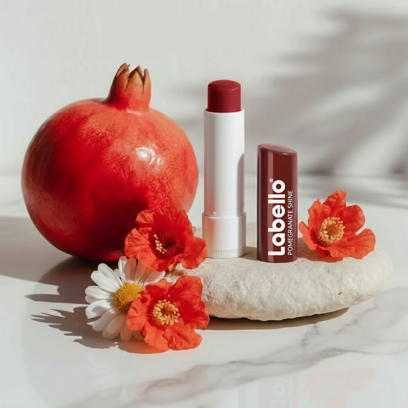 بالم لب ماتیکی لابلو مدل Pomegranate Shine با عصاره انار، مرطوب‌کننده و نرم‌کننده لب، فاقد الکل، مناسب پوست خشک و معمولی، ایجاد درخشندگی طبیعی