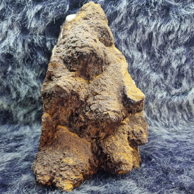 سنگ راف کوارتز قهوه ای مدل هماتوئیدی قندیل شکل براق کدD223