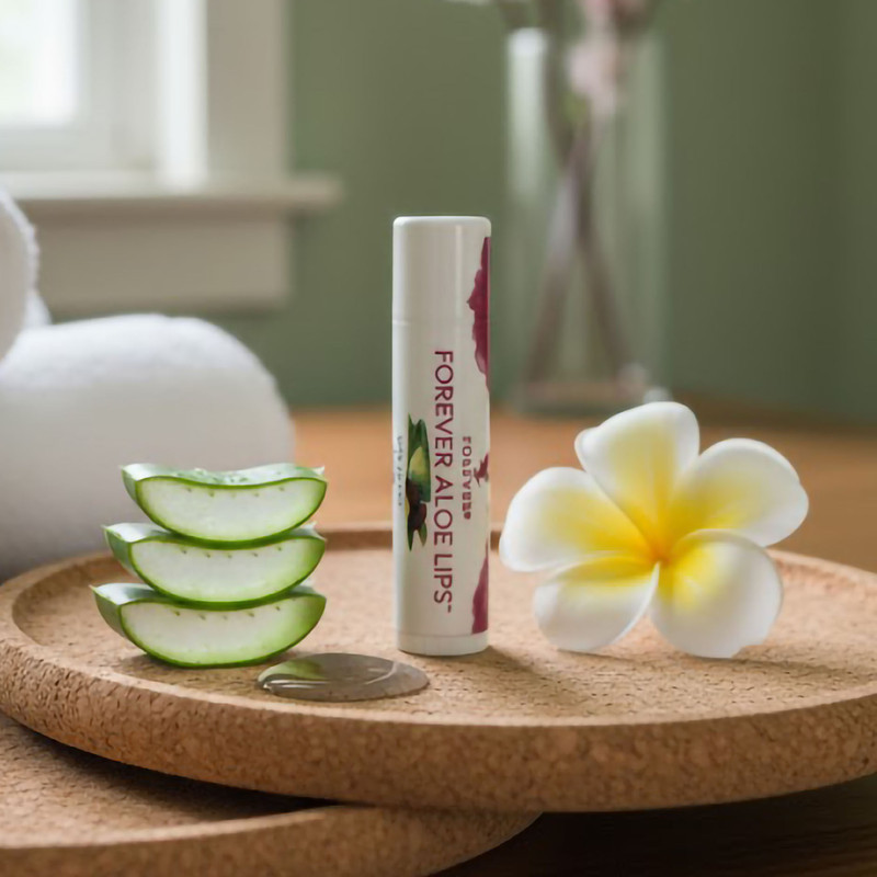 بالم لب فوراور مدل Aloe Lips مرطوب‌کننده و نرم‌کننده قوی با عصاره آلوئه‌ورا و روغن جوجوبا، مناسب پوست لب‌های خشک و ترک‌خورده، فاقد چسبندگی و سازگار با پوست، طراحی ماتیکی وگان از آمریکا