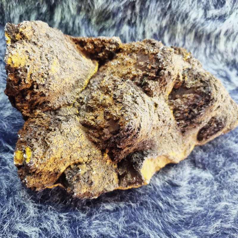 سنگ راف کوارتز قهوه ای مدل هماتوئیدی قندیل شکل براق کدD223