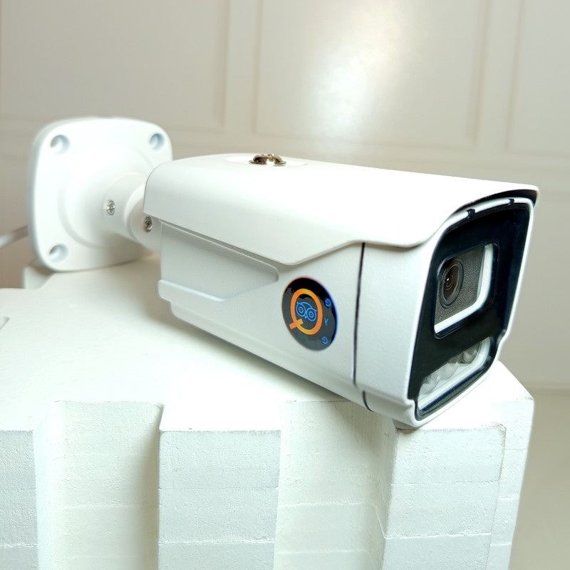 دوربین مداربسته آنالوگ آی کیو مدل 360 کد US با حسگر CMOS، رزولوشن 2 مگاپیکسل، زاویه دید 100 درجه، تشخیص هوشمند شرایط آب و هوایی و اتصال باسیم BNC، مناسب استفاده فضای باز با مقاومت در برابر باران و برف