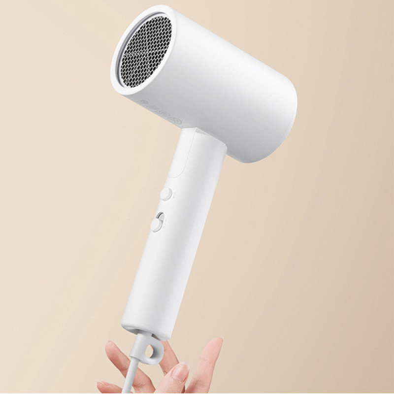 سشوار مسافرتی 1600 وات میجیا مدل H101، موتور AC، وزن 500 گرم، دارای سری متمرکز‌کننده باریک با ویژگی صاف‌کنندگی، حجم‌دهندگی، با قابلیت باد سرد