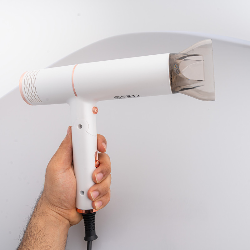 سشوار حرفه‌ای 2000 وات رومئو مدل RM-5656، موتور AC، وزن 600 گرم، المنت سرامیک تورمالین، دارای سری متمرکز‌کننده باریک با ویژگی صاف‌کنندگی، با قابلیت باد سرد
