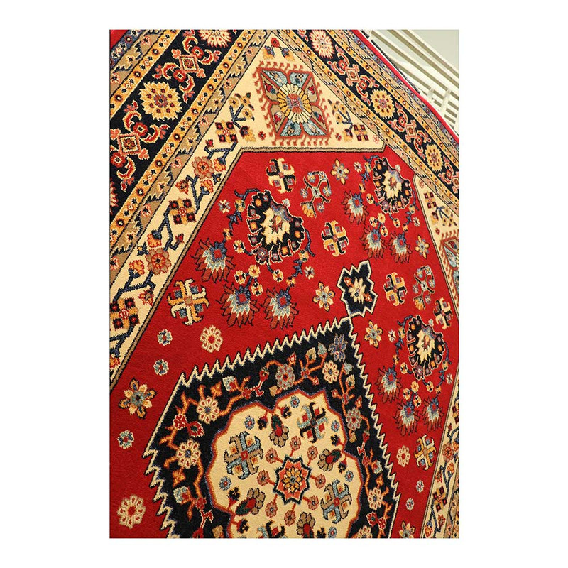 فرش ماشینی 320 شانه زمینه لاکی حاشیه کرم مدل ستاره کویر یزد کلکسیون شاهسون کد SH-B005-5059