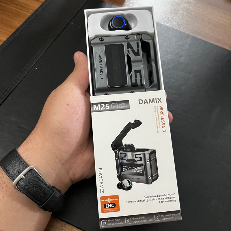 هدفون بلوتوثی دامیکس مدل M25 ENC بدون قابلیت نویز کنسلینگ، درگاه شارژ USB Type-C، دارای میکروفون داخلی، قابلیت استفاده به عنوان پاوربانک، دارای لامپ RGB، نمایشگر LED، دارای صفحه نمایش روی محفظه شارژ، مقاوم در برابر آب
