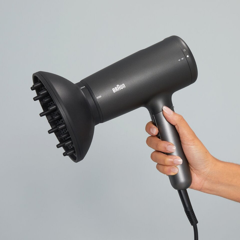 سشوار حرفه‌ای 2100 وات براون مدل HD425، موتور DC، وزن 500 گرم، دارای سری دیسپانسر، متمرکز‌کننده باریک با ویژگی فرکنندگی، صاف‌کنندگی، حجم‌دهندگی، با قابلیت تنظیم دما