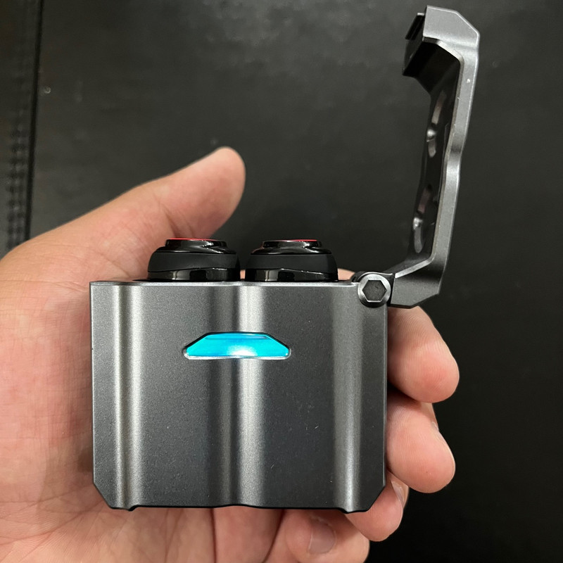 هدفون بلوتوثی دامیکس مدل M25 ENC بدون قابلیت نویز کنسلینگ، درگاه شارژ USB Type-C، دارای میکروفون داخلی، قابلیت استفاده به عنوان پاوربانک، دارای لامپ RGB، نمایشگر LED، دارای صفحه نمایش روی محفظه شارژ، مقاوم در برابر آب