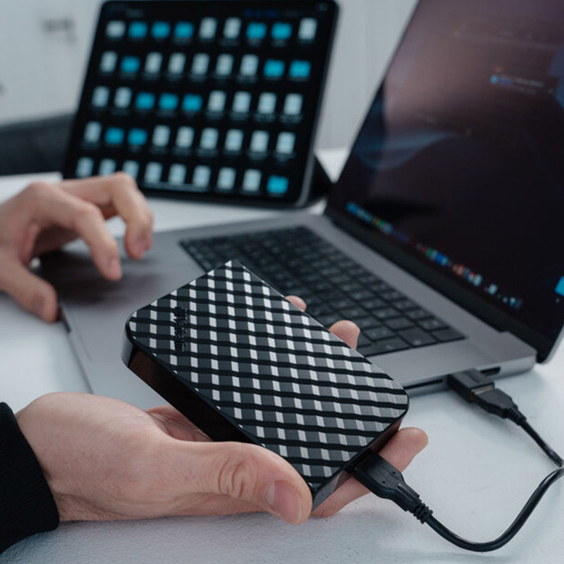هارد اکسترنال ورباتیم مدل Store 'n' Go  ظرفیت یک ترابایت دارای رابط USB Type-A 3.0