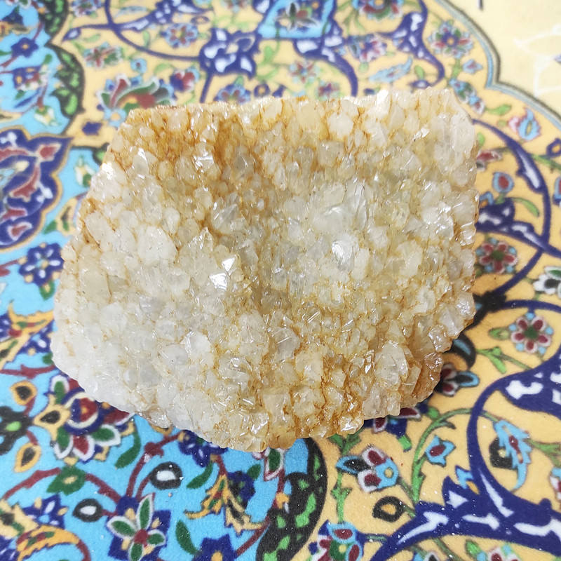 سنگ راف کوارتز مدل روی بستر عقیق ابی خط دار کد AA1212