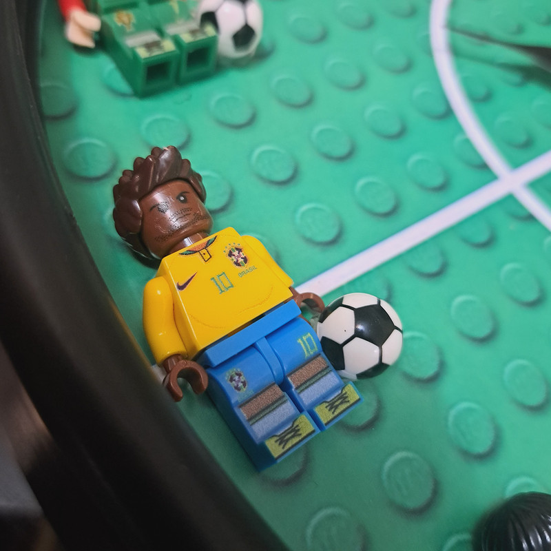 ساعت دیواری مکانیکی مدل Soccer طرح فوتبال لگویی