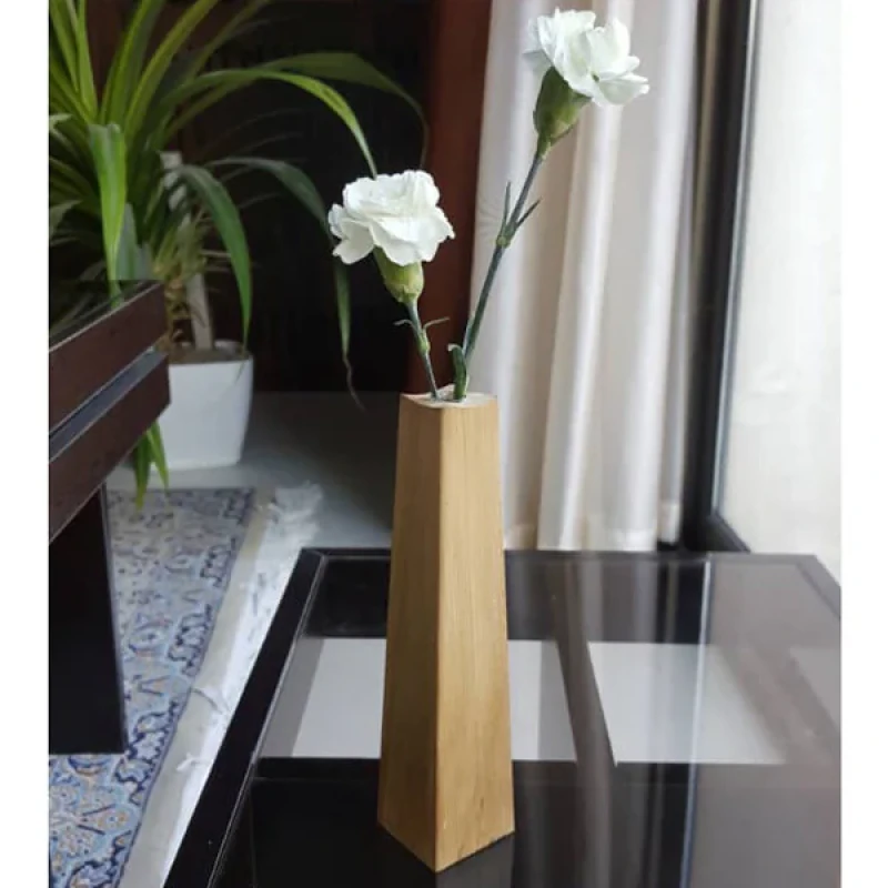 گلدان چوبی مدل Z301 هرمی با محفظه شیشه‌ای داخلی برای گل شاخه‌ای حداکثر 1 تا 2 شاخه، ابعاد 4×4×17 سانتی‌متر، وزن 60 گرم