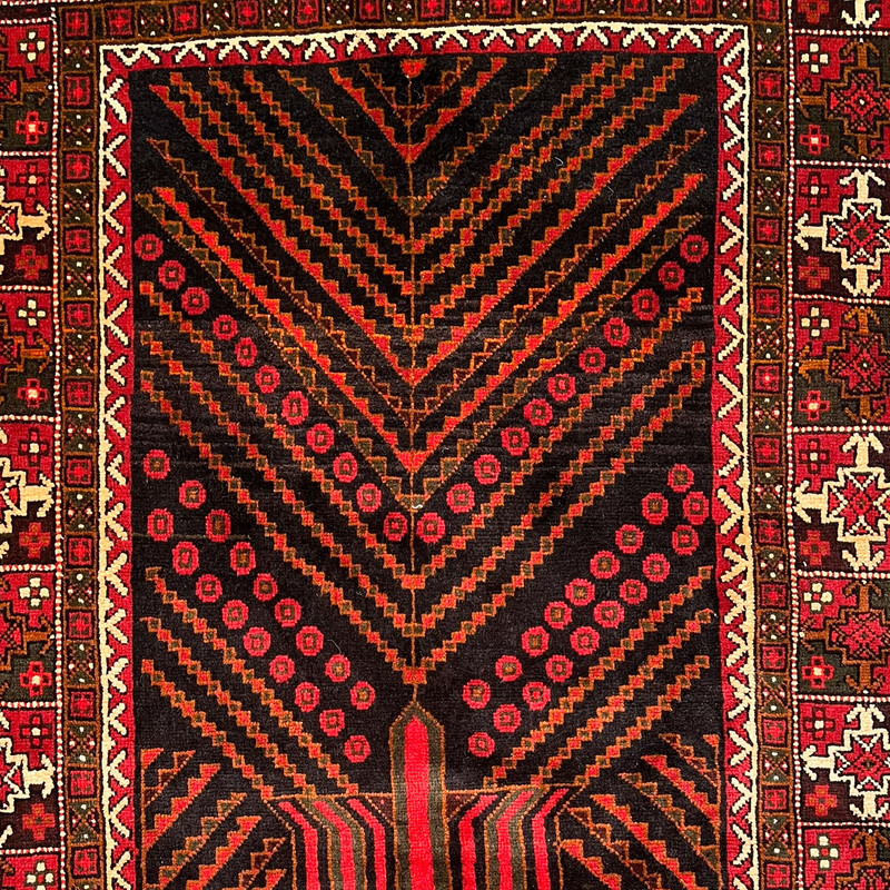 فرش دستبافت سه متری کناره طرح بلوچ زمینه قرمز کد NKP.RJ21
