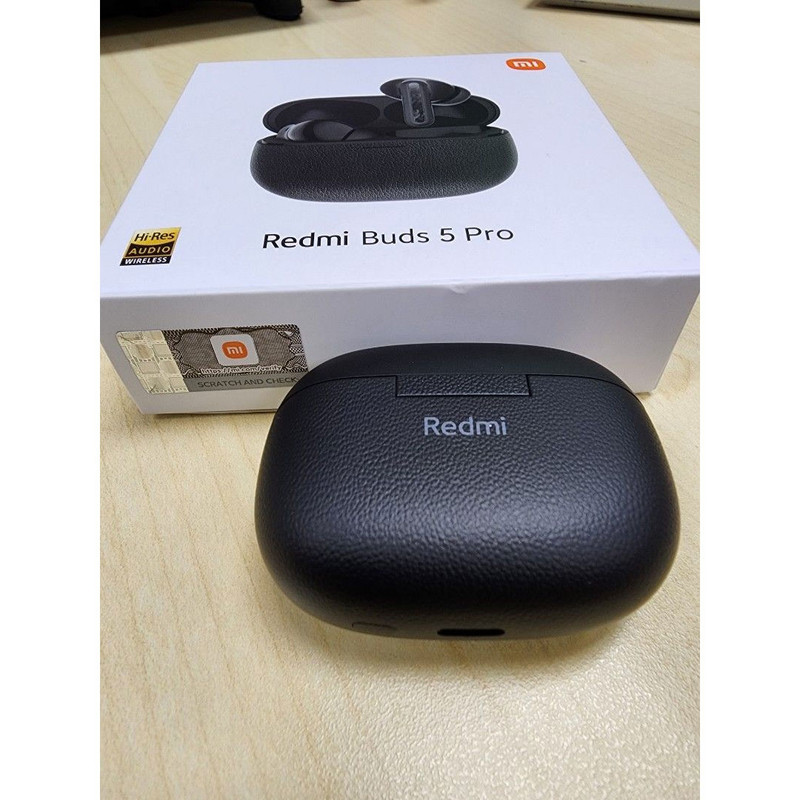 هدفون بلوتوثی شیائومی مدل Redmi Buds 5 Pro با نویز کنسلینگ فعال (ANC)، نویز کنسلینگ میکروفون (ENC)، درگاه شارژ USB Type-C، دارای میکروفون سه‌گانه در هر ایرباد برای حذف نویز و حذف صدای باد، مقاوم در برابر رطوبت و عرق