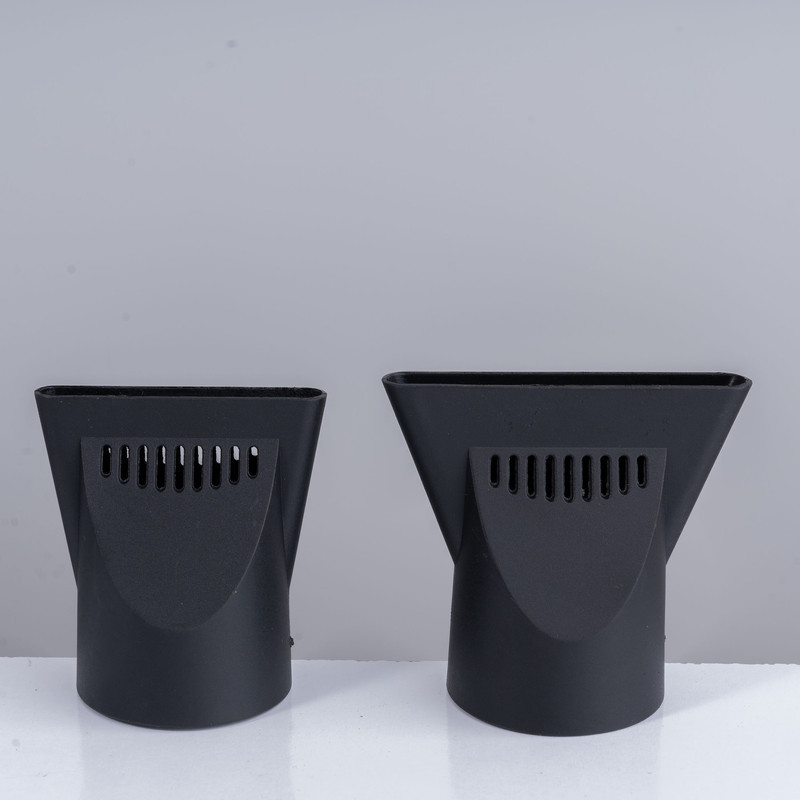سشوار حرفه‌ای 2400 وات رومئو مدل RM-5050، موتور AC، وزن 450 گرم، المنت فلز، دارای سری متمرکز‌کننده باریک، متمرکز‌کننده پهن با ویژگی صاف‌کنندگی، حجم‌دهندگی، با قابلیت تنظیم دما، باد سرد