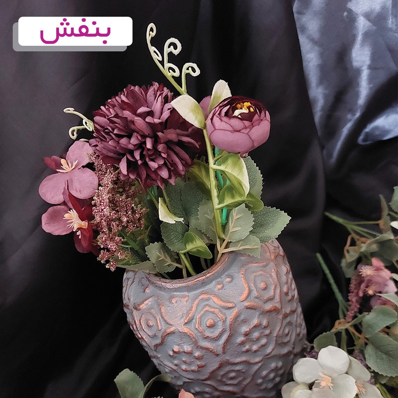 گل مصنوعی مدل ترکیبی نسترن و داودی با گل‌های پفکی و برگ تزئینی، جنس پارچه، ابعاد 15x15x25 سانتی‌متر، وزن 300 گرم