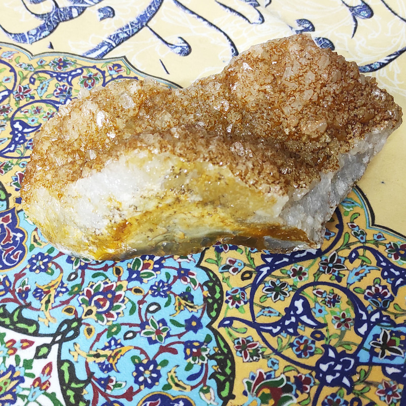 سنگ راف کوارتز مدل روی بستر عقیق ابی کد C8875