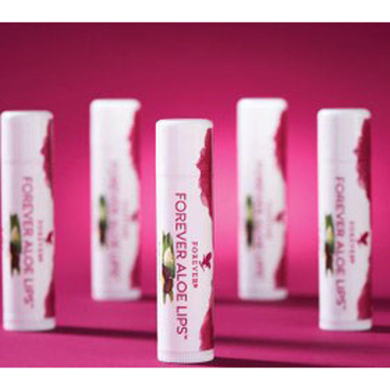 بالم لب فوراور مدل Aloe Lips مرطوب‌کننده و نرم‌کننده قوی با عصاره آلوئه‌ورا و روغن جوجوبا، مناسب پوست لب‌های خشک و ترک‌خورده، فاقد چسبندگی و سازگار با پوست، طراحی ماتیکی وگان از آمریکا
