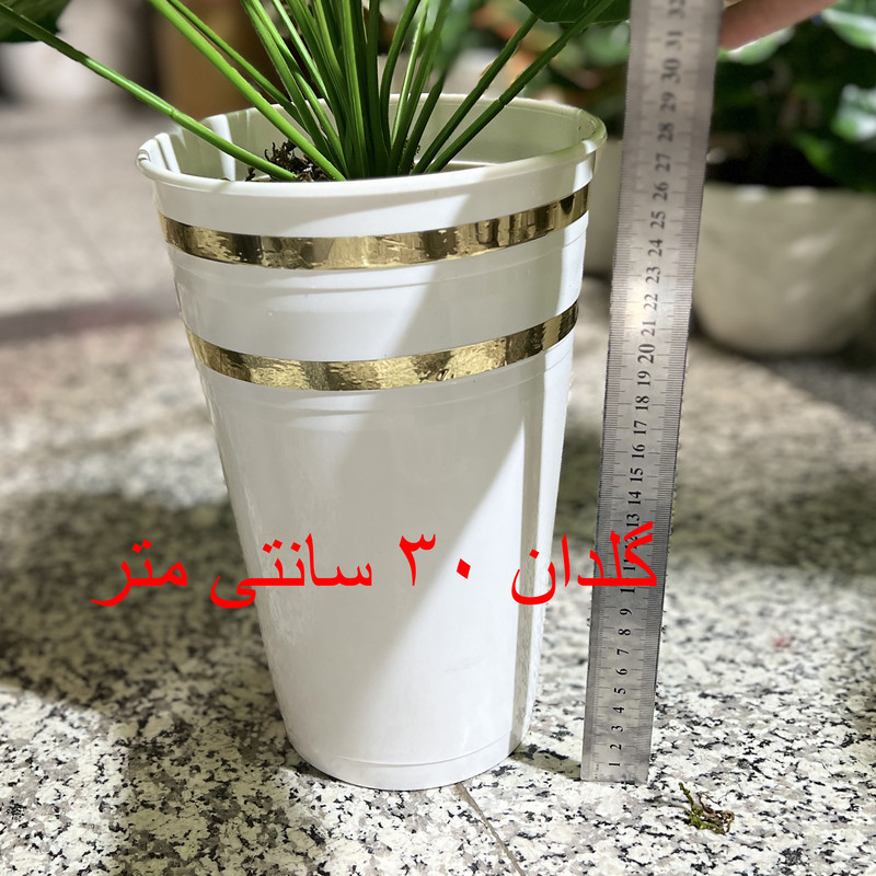 گلدان به همراه گل مصنوعی مدل باباآدم 18 برگ، مناسب فضای باز و گل‌های آپارتمانی، نصب آویزی رومیزی دیواری ایستاده، ابعاد 10x15x80 سانتی‌متر، وزن 200 گرم
