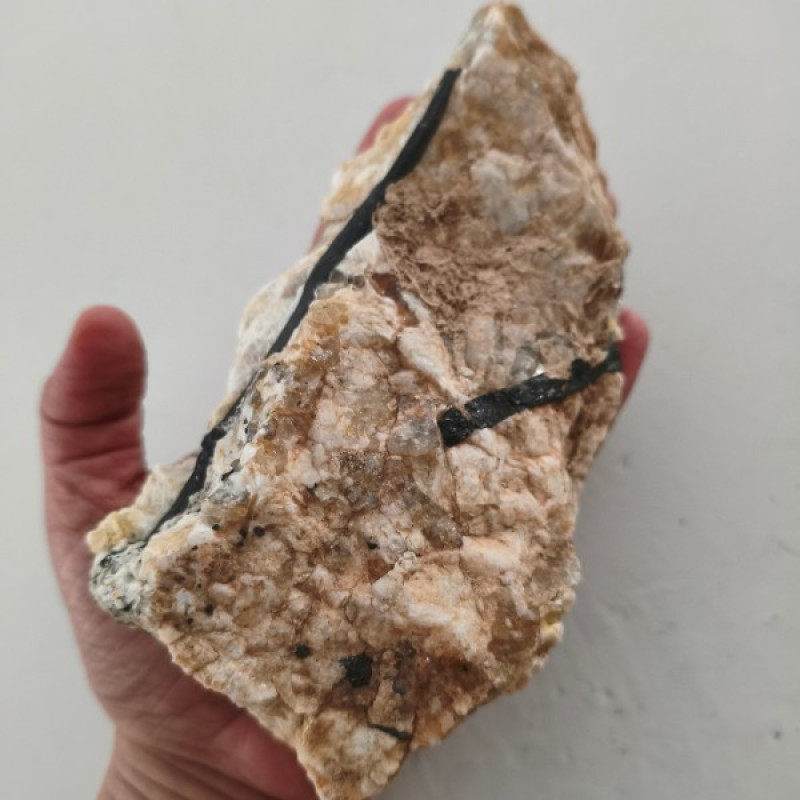 سنگ راف تورمالین مدل فلدسپات