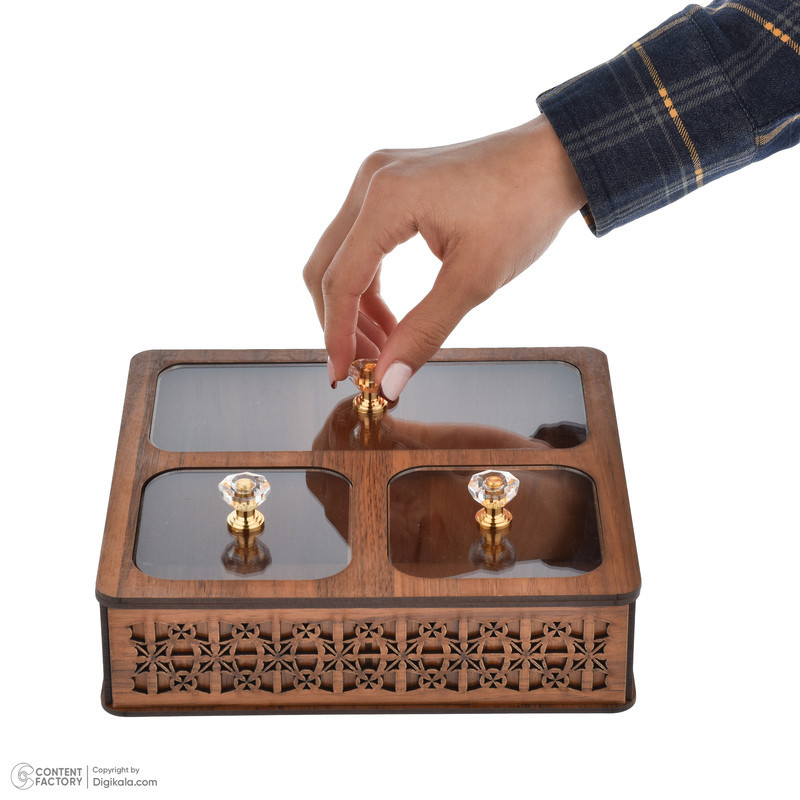 جعبه پذیرایی مدل یاس کد P301 شکلات‌خوری مربع MDF، پلاستیک و پلکسی گلس با ابعاد 20x19x5.5 سانتی‌متر و وزن 330 گرم، غیرقابل شستشو