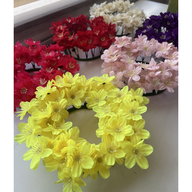 حلقه گل مصنوعی طرح شکوفه بهار، مناسب دکوراسیون دیواری و رومیزی با ابعاد 25×25×5 سانتی‌متر و وزن 1001 گرم