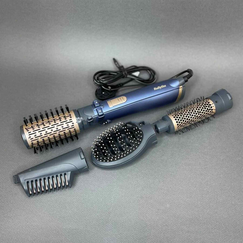 سشوار برس‌دار چرخشی 1000 وات بابیلیس مدل Style pro 1000، موتور DC، وزن 280 گرم، المنت سرامیک، دارای سری متمرکز‌کننده باریک با ویژگی صاف‌کنندگی، فرکنندگی، با قابلیت باد سرد، فناوری تولید یون