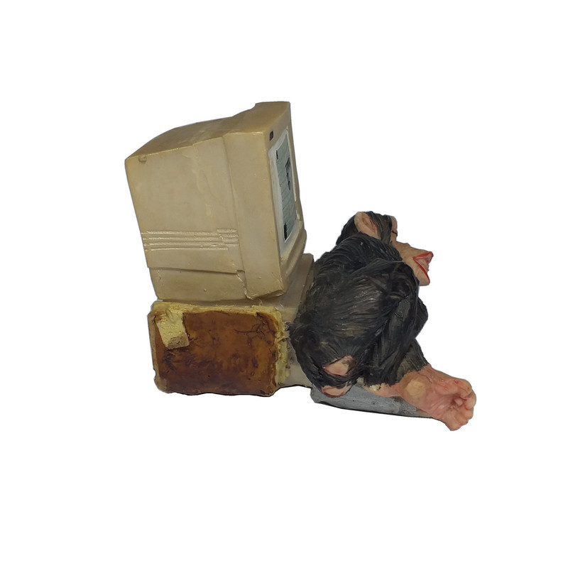 مجسمه مدل شامپانزه و کامپیوتر کد B02