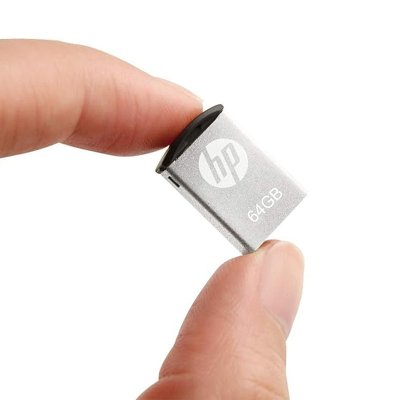 فلش مموری اچ‌پی مدل V222W ظرفیت 64 گیگابایت با بدنه فلزی مقاوم در برابر اثرانگشت و لک، مناسب انتقال فایل‌های حجیم و سازگار با ویندوز 7 تا 8.1