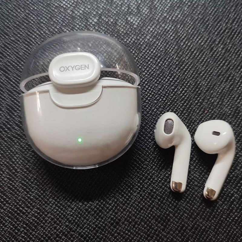 هدغون بلوتوثی مدل air pods m19 بدون قابلیت نویز کنسلینگ، درگاه شارژ microUSB، دارای کنترلر لمسی روی گوشی‌ها، امکان استفاده از محفظه شارژ به عنوان پاور بانک