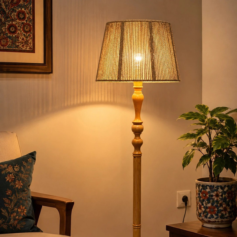 آباژور ایستاده چوبی خراطی مدل مخروطی مکرومه