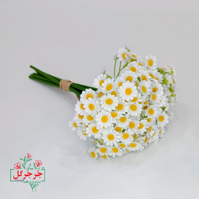 دسته گل مصنوعی بابونه جُرجُرگل مدل 7 شاخه با طراحی طبیعی، الیاف مقاوم در برابر نور و رطوبت، مناسب دکوراسیون رومیزی و فضای باز، ارتفاع 30 سانتی‌متر، قابل استفاده در مراسم و هدیه ماندگار
